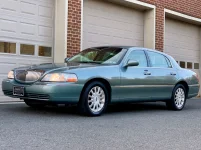Used-2006-Lincoln-Town-Car-Signature-1667663164.webp